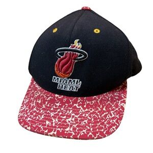 Mitchell & Ness Men's Miami Heat 5 Panel Snap Back Black/Red cap